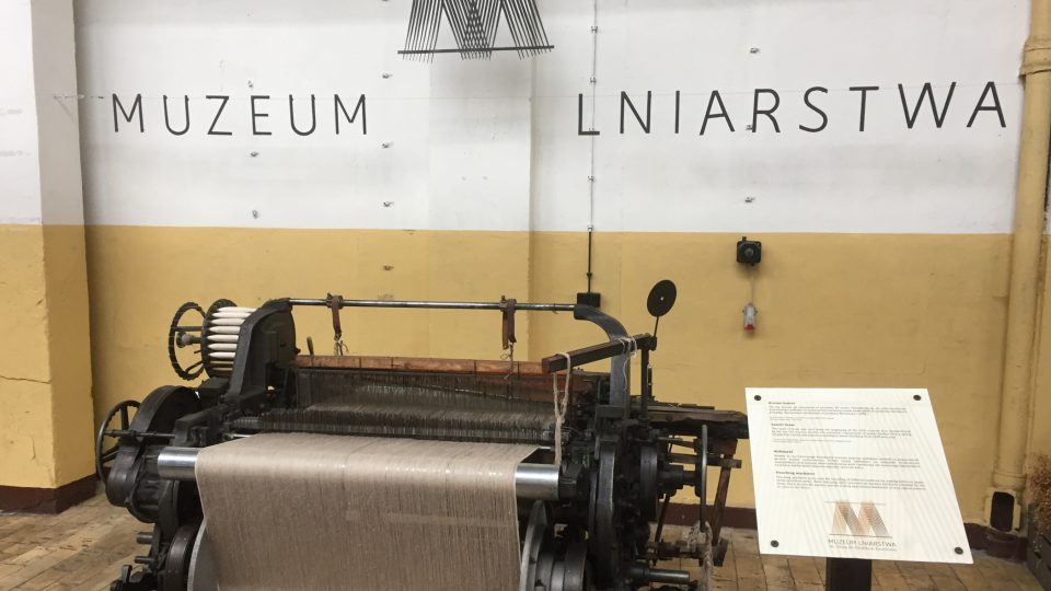 Tkací stroj v expozici muzea textilního průmyslu v Žyrardowě