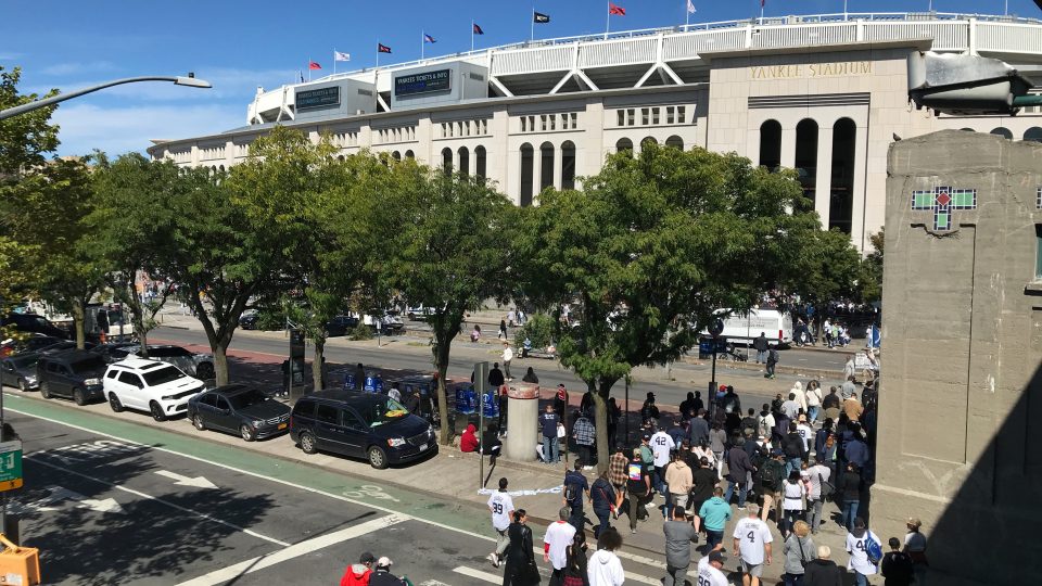 Před stadionem NY Yankees