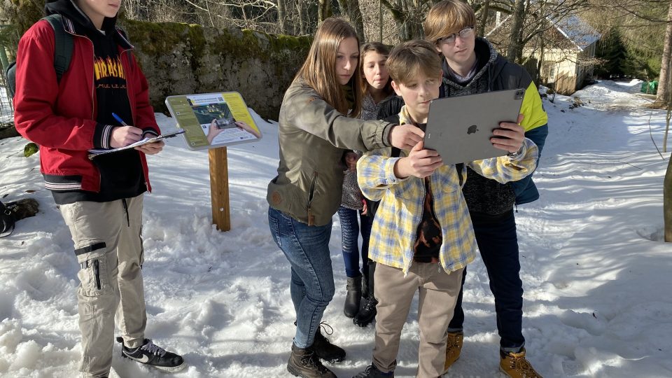 Žáci s učitelem testují projekt Živé hory