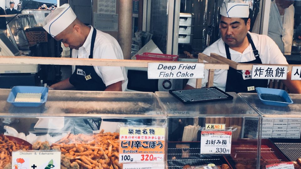 Čtyřicetistupňová vedra, která sužují Tokio, ohrožují i živobytí prodejců na největším rybím trhu světa - Tsukidži.