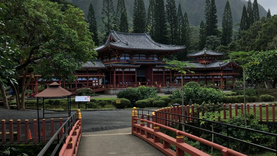 Vstup do chrámového komplexu po typickém japonském obloukovém mostě
