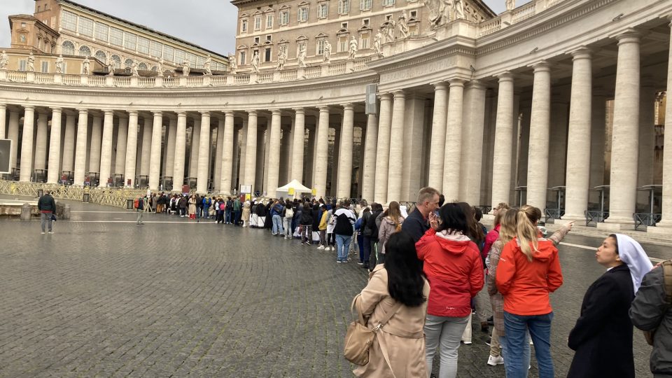 Fronta na mši s papežem Františkem před chrámem sv. Petra