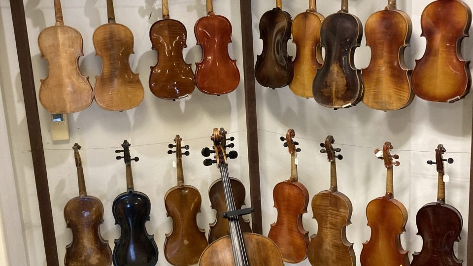 Jiří Hron ve svém obchodě prodává hlavně housle a violoncella