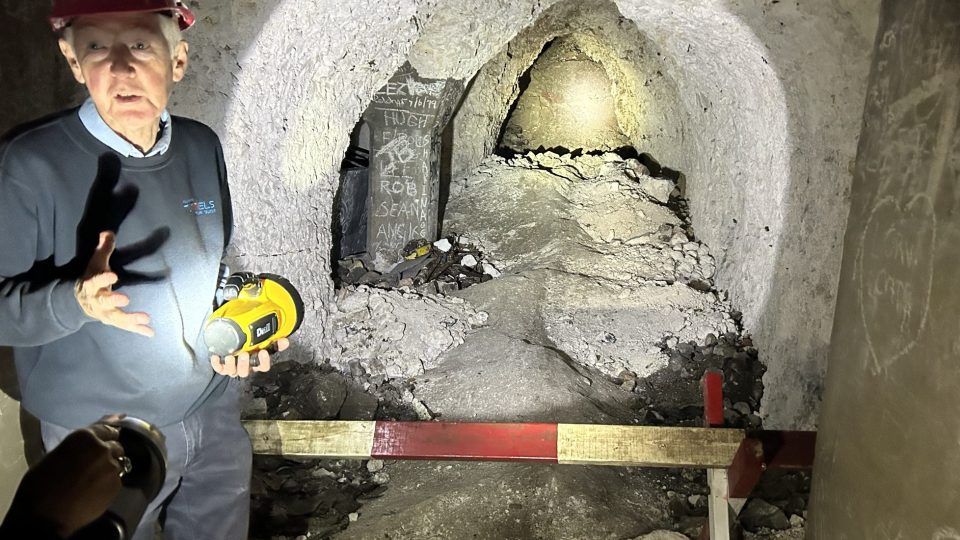 Chodby jsou vysekané v relativně měkké hornině, a tak byli horníci schopni prodlužovat síť tunelů rychlostí sedm metrů denně, popisuje průvodce Steve