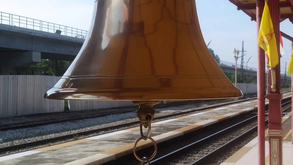 Legendární zvon na nástupišti, na který tak často chtějí zvonit neukáznění turisté z Číny i Ruska