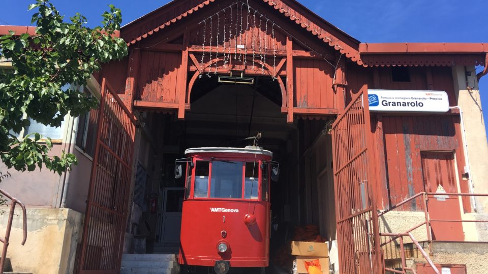 Konečná stanice Granalore vypadá trochu jako červená stodola