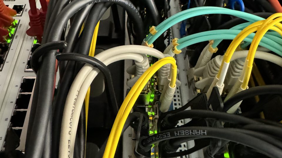 Kabely, kabely a kabely. Pozadí nablýskaného virtuálního světa