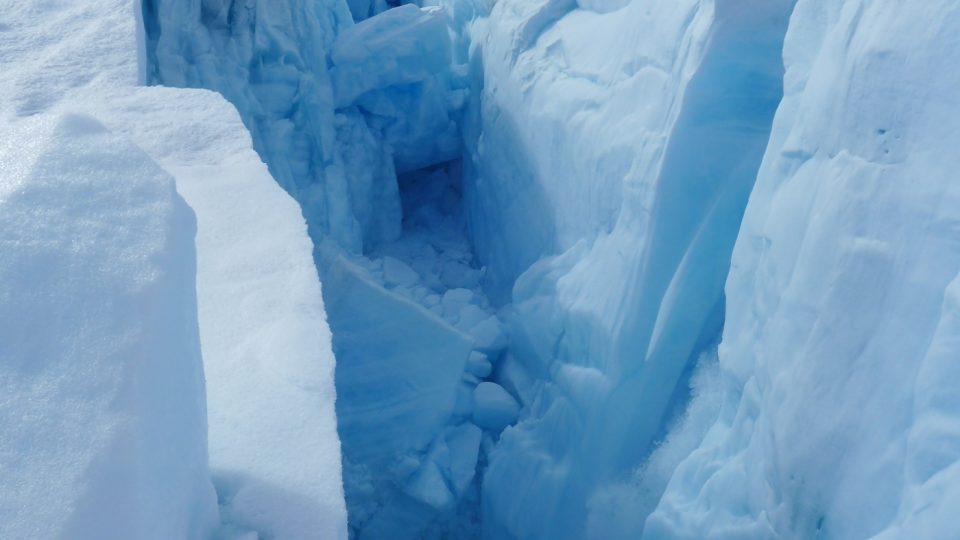 Po jezerech zůstávají na povrchu takzvané mouliny, které umožňují, aby voda mohla zmizet pod povrch ledovce
