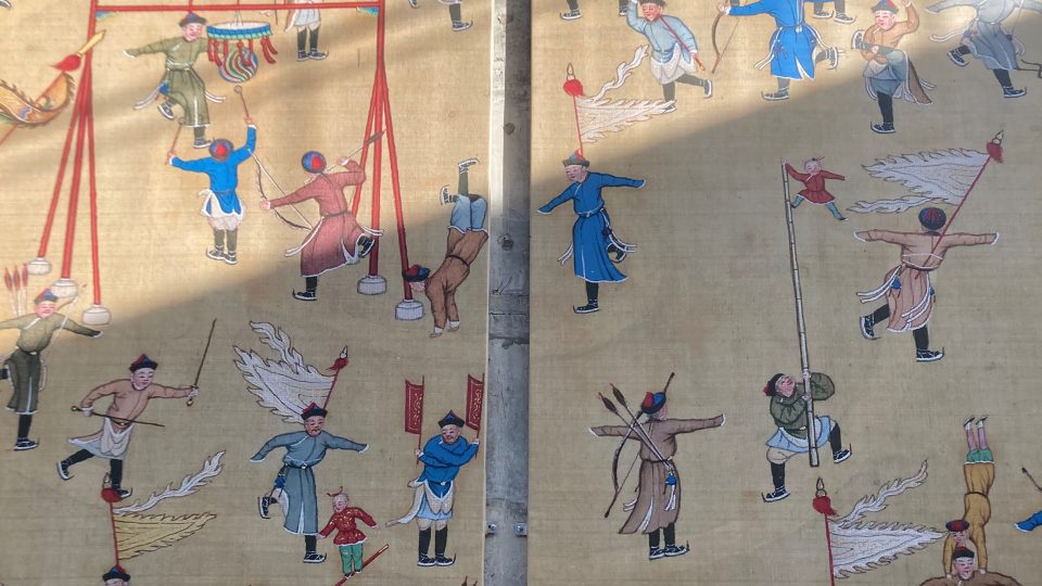 Detailně zachované nákresy a popisky z císařských kronik o tom, jak ledové hry vypadaly, dnes připomíná i výzdoba olympijského novinářského centra v Pekingu