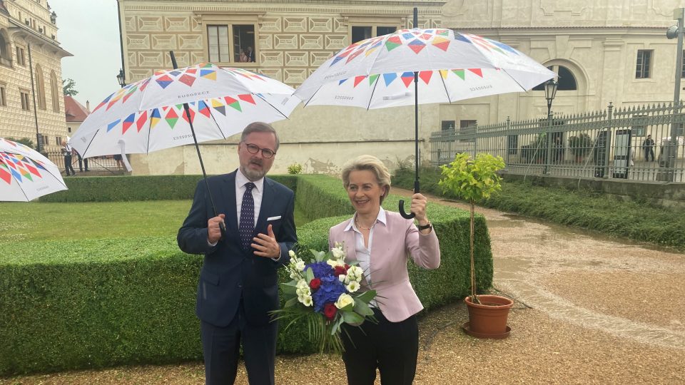 Premiér Petr Fiala a předsedkyně Evropské komise Ursula von den Leyenová před jednáním v Litomyšli
