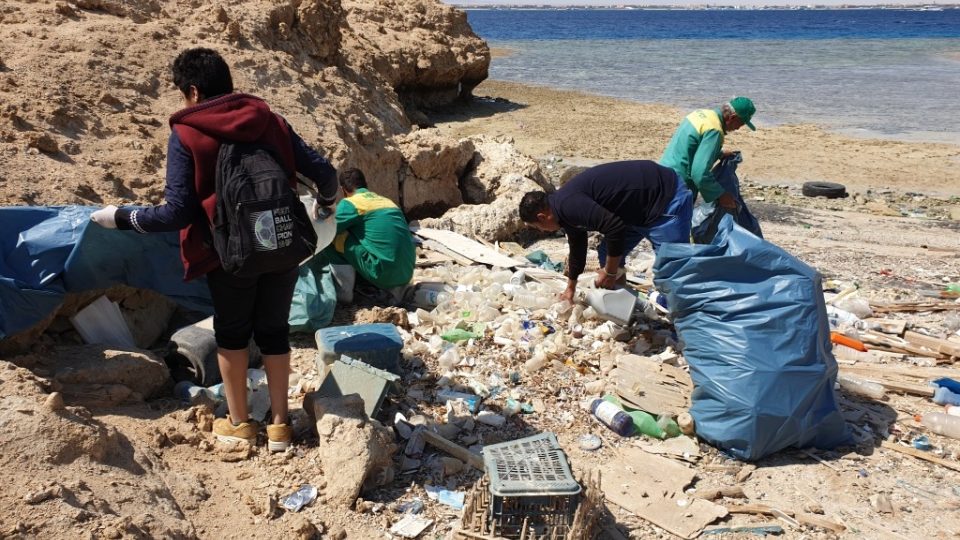 Dobrovolníci každý měsíc na malém opuštěném ostrově nasbírají desítky velkých pytlů plastového odpadu