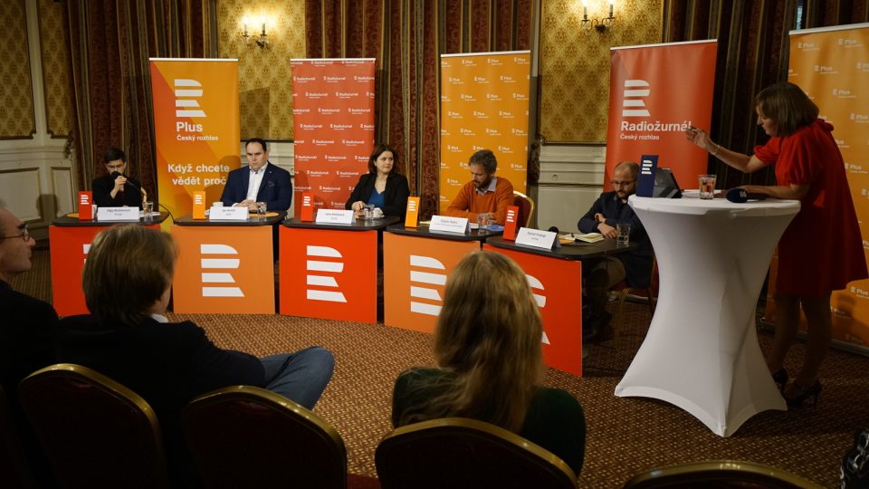 Hosty Marie Bastlové v debatě na téma bydlení byli Olga Richterová (Piráti), Jan Hrnčíř (SPD), Jana Maláčová (ČSSD), Štěpán Ripka (Platforma pro sociální bydlení) a Daniel Prokop (sociolog).