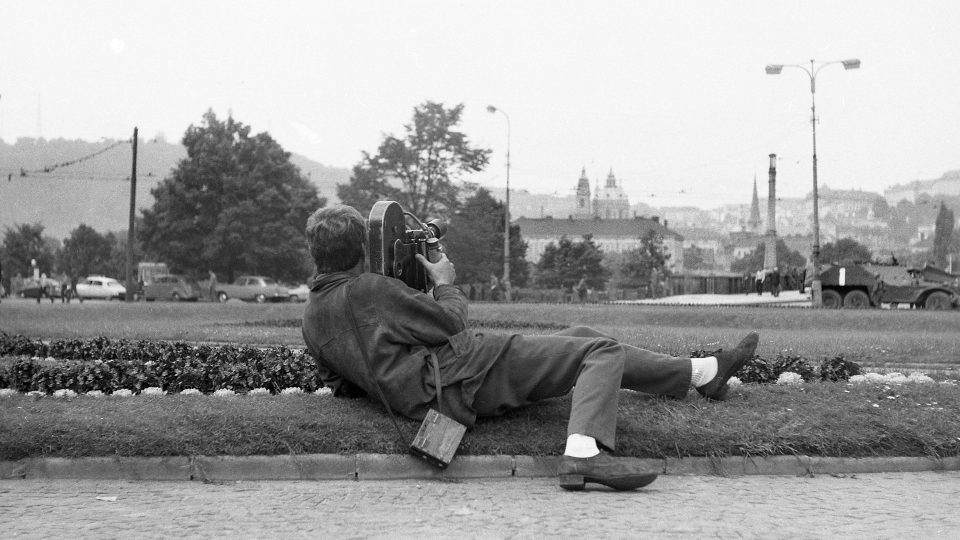 Kameraman na náměstí u Rudolfina 21. srpna 1968