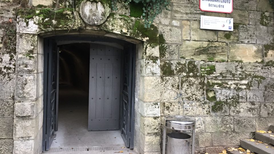 Vstup do tunelu Grić, který chránil obyvatele Záhřebu už za druhé světové války