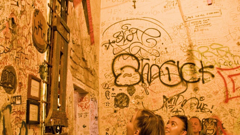 V ruin pubech v Budapešti narazíte na turisty z celého světa