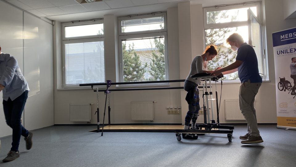 Dostupná pomůcka pro paraplegiky. Češi vyvinuli exoskelet, který lidem po úrazu páteře pomůže opět chodit