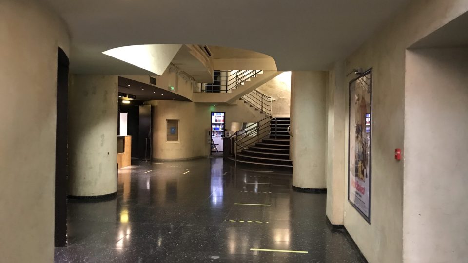 Moderní architekturu tohoto kina představují tři podlaží, tři úrovně sálu. Vypadá tak trochu jako divadlo