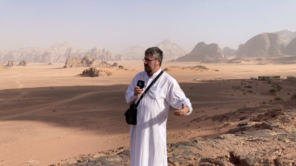 Reportér Pavel Novák při natáčení reportáže ve Vádí Rum v Jordánsku