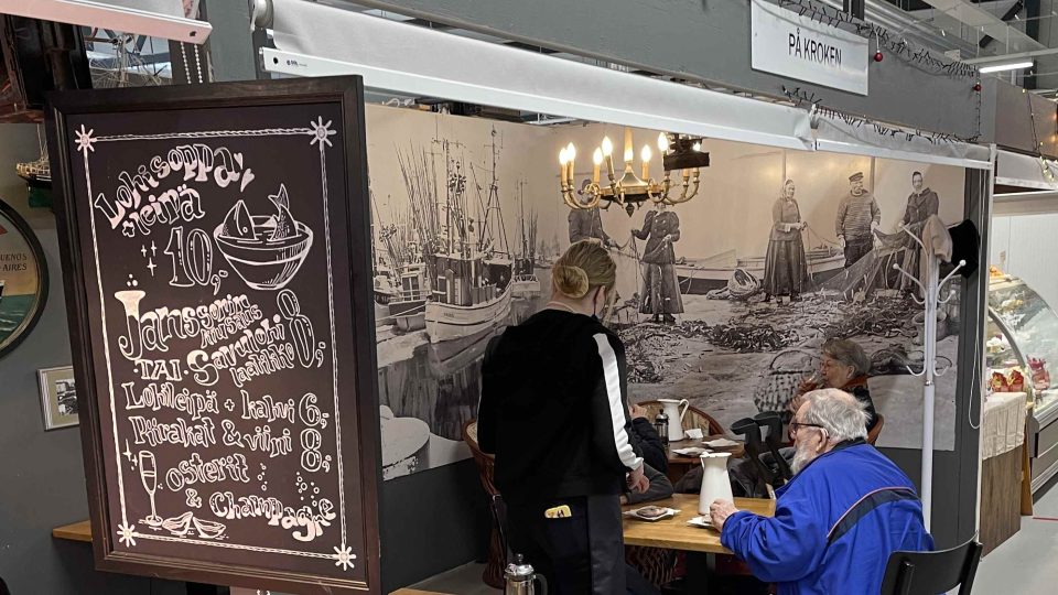 På Kroken, vyhlášená restaurace s rybí polévkou, je v prostoru tržnice v Hakaniemi
