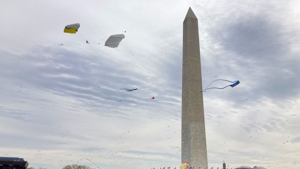 Nebe plné draků kolem Washingtonova památníku