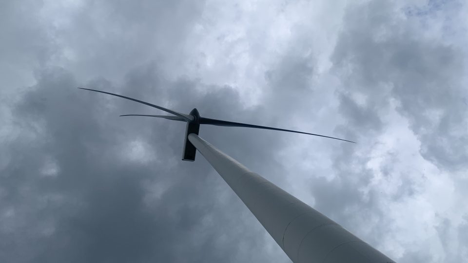 Rotor větrné elektrárny Maletín vydává zvuk podobný mořskému příboji