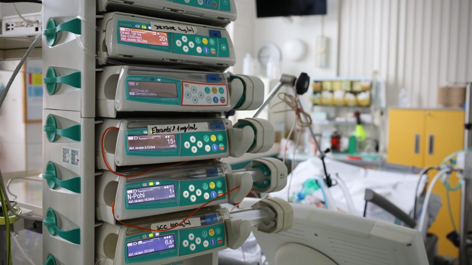 Na Oddělení resuscitace a intenzivní medicíny ve Fakultní nemocnici Ostrava jsou hospitalizovaní pacient, kteří už nemoc covid-19 prodělali, ale stále vyžadují nepřetržitou pomoc zdravotníků