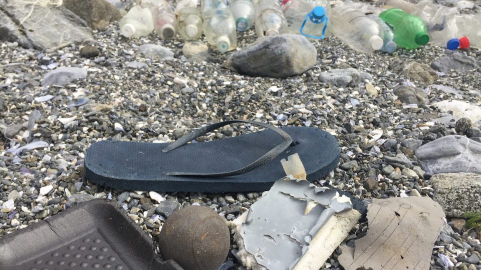Větší kusy plastů moře vyplavuje na pobřeží