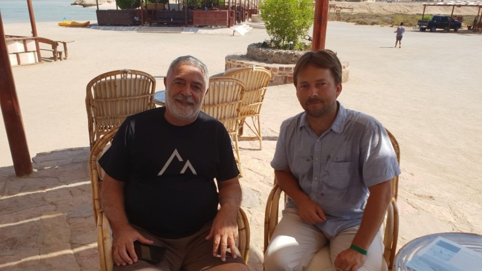 Hosám Hilmí při rozhovoru se Štěpánem Macháčkem v kavárně svého potápěčského centra, 25 kilometrů severně od Marsá Alam.