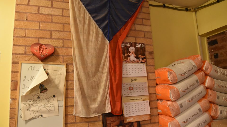 České kořeny v pekárně připomíná nejen vůně tradičního pečiva, ale i vlajka na zdi