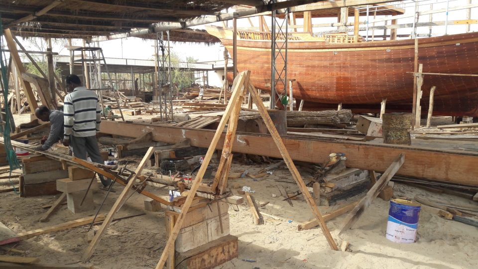 Tradiční výroba lodí ze dřeva v Arábii pokračuje asi už jen v Ománu