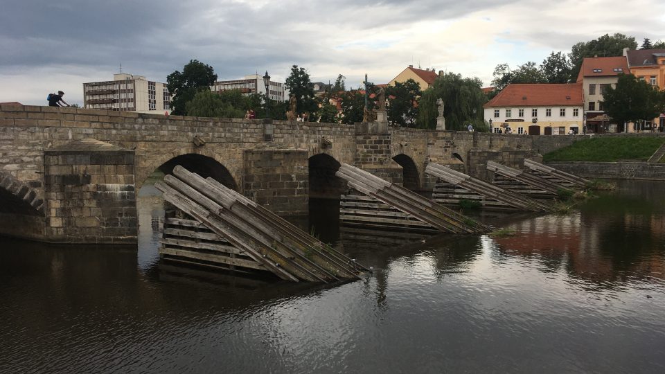 Kamenný most, nejstarší dochovaný most v Česku, mimojiné symbol povodní v roce 2002
