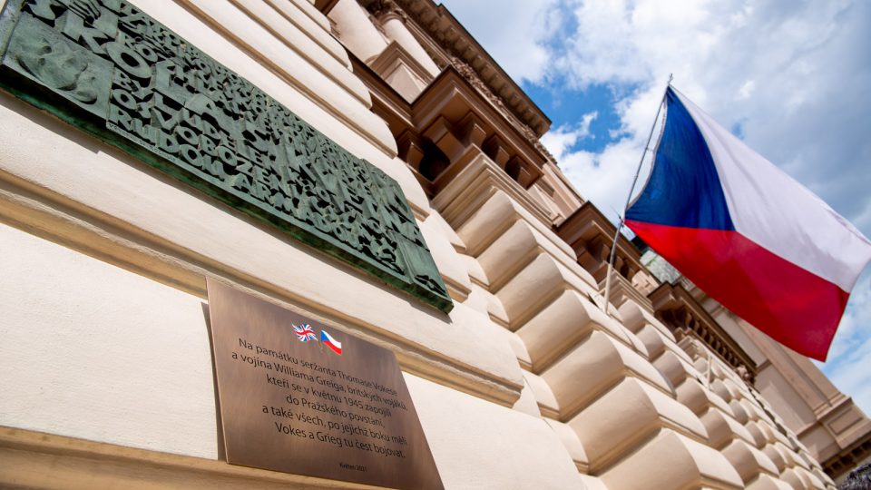 Britská ambasáda v Praze odhalila pamětní desku dvojici britských vojáků, kteří se zapojili do boje o Československý rozhlas během pražského povstání