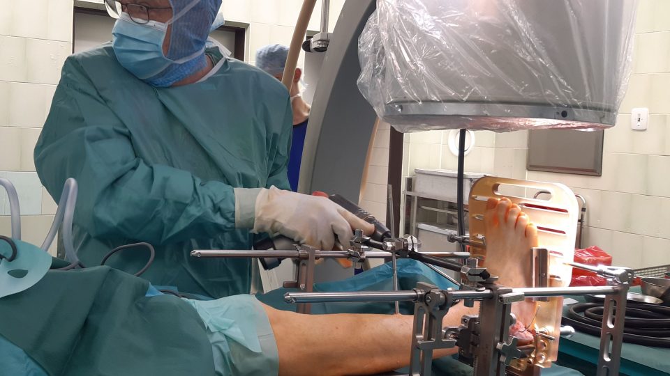 Primář ortopedie Stanislav Popelka kontroluje na rentgenu průběh operace