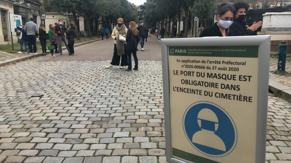 Kromě povinných rozestupů musí Pařížané nosit také ochranné roušky