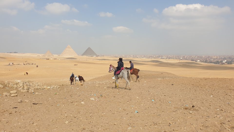 Příjemná projížďka s výhledem na pyramidy v Gíze na jedné straně a na pyramidy v Abúsíru na straně druhé
