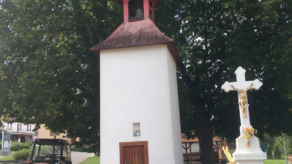 Křížek pod lípou, kaple a traktor. Bukolický výjev z české vesnice
