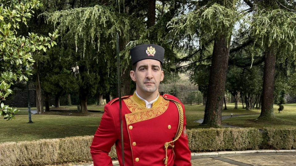 Uniformu tvoří rudý kabát, modré kalhoty vycházející z národního kroje, vysoké černé boty a kulatá čepice zvaná Kapita | foto: Bára Vránová, Český rozhlas Uniformu tvoří rudý kabát, modré kalhoty vycházející z národního kroje, vysoké černé boty a kulatá čepice zvaná Kapita