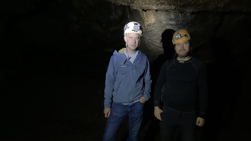 Jan Sirotek a Jan Lenart v jedné z jeskyní v Moravském krasu