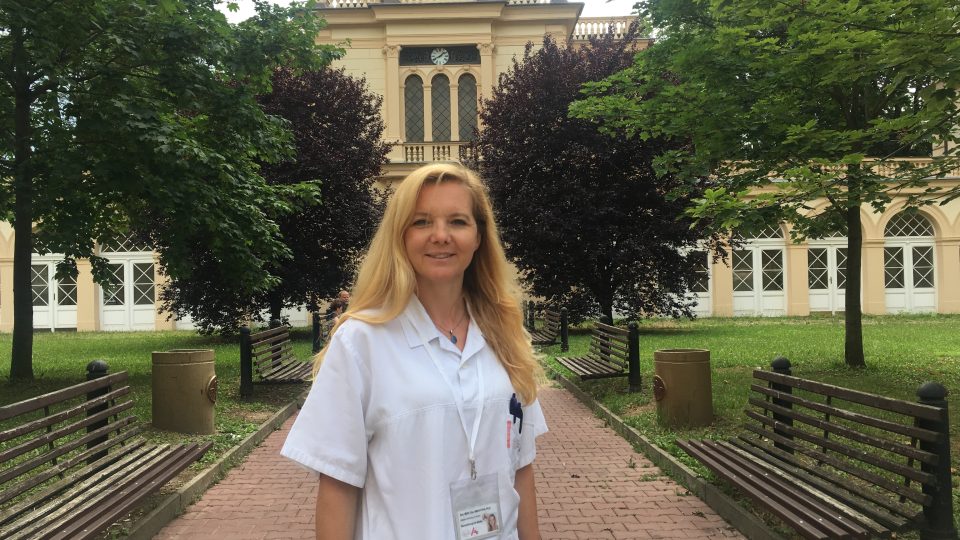 Eva Brichtová v areálu Fakultní nemocnice u svaté Anny v Brně
