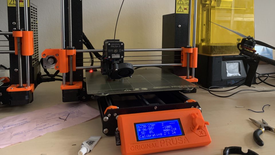 Desítky mladých vědců tady nejen drony programují, ale z naprosté většiny si je – třeba i za pomoci 3D tiskárny – vytvářejí