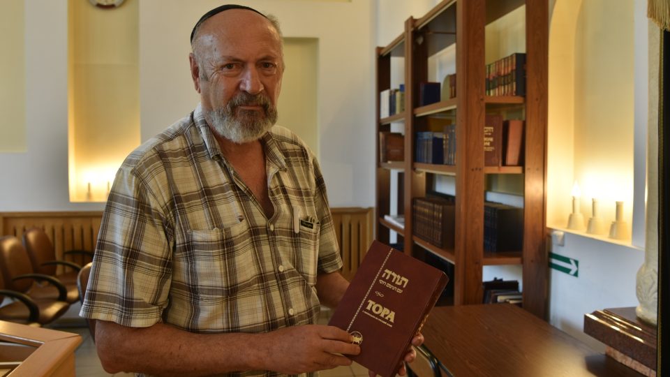 Pamětník Boris Golub se stará o synagogu a přilehlé malé muzeum