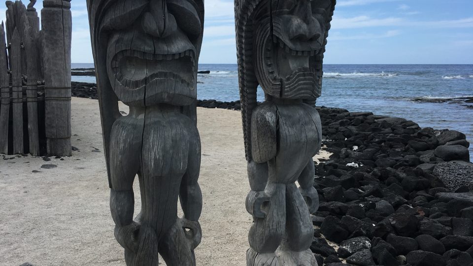 Typické havajské vyřezávané sochy bohů. Kahakaio Ravenscraft zná jejich poslání i způsob zobrazení