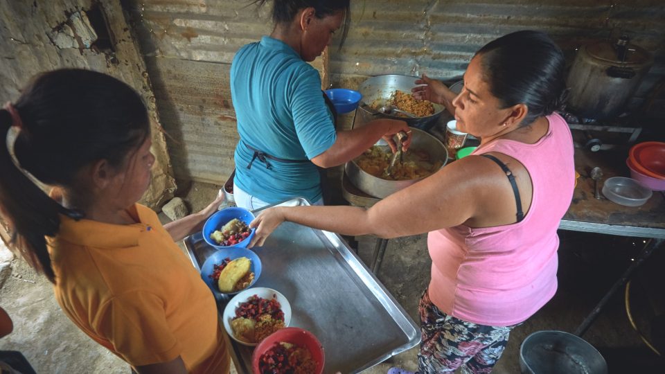 V jídelně vaří ženy z místní čtvrti. Roberto jim říká "mis guarreras - moje bojovnice"