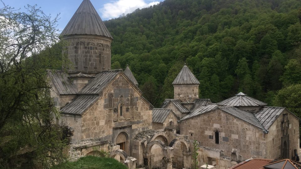V klášterním komplexu Hagharcin v Tavušské provincii jsou hned čtyři staré kostely – a jeden nový klášter