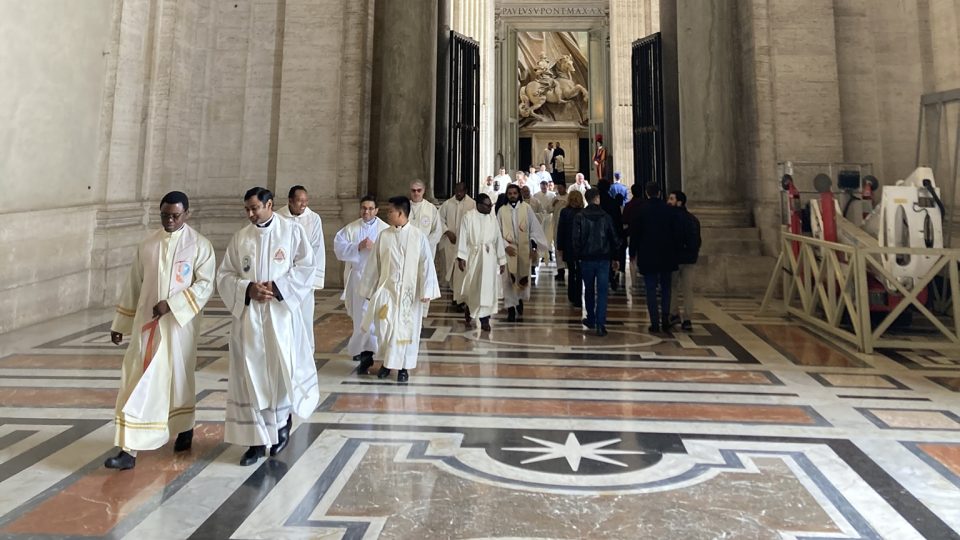 Mše, kvůli které tisícovky věřících čekají dlouhé hodiny před bazilikou svatého Petra, je věnovaná všem kněžím