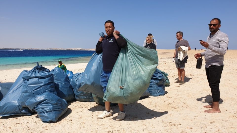Odpadky se na ostrově hromadí kvůli větru a mořskému proudění