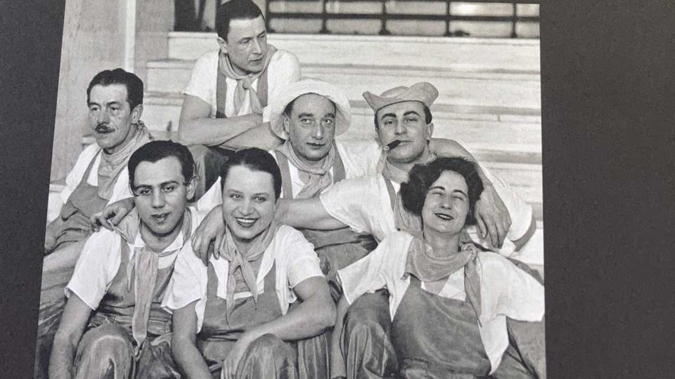Snímek z roku 1932 v Praze, jedna z mála fotografií, na kterých se Toyen (uprostřed) směje