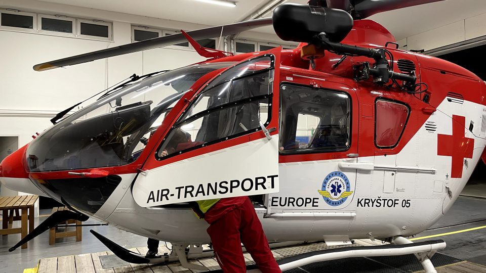 Červeno-bílý vrtulník EC 135 míří na cvičný noční let