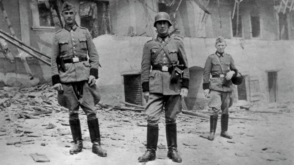 Příslušníci Schupo 10. června 1942 na místě zrůdného zločinu v Lidicích