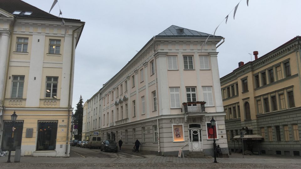 Muzeum umění v estonském Tartu stojí na nesourodém podloží. Kvůli tomu se během dvou století své existence zkroutilo